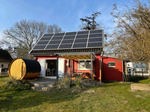 Terrasse mit Außemsitz, Fass-Sauna und diskreter Einfriedung