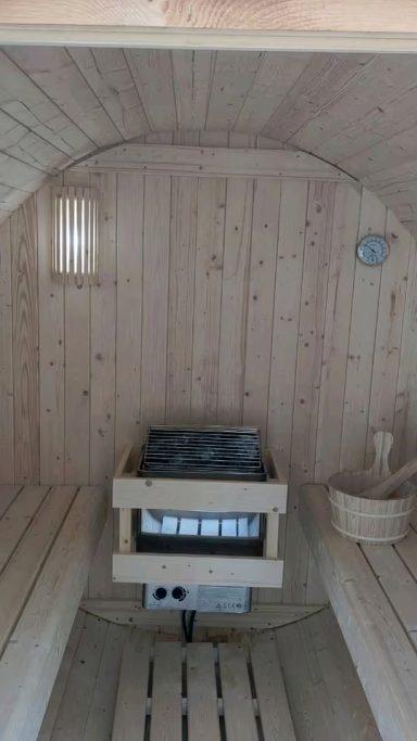 Blick auf Sitzplätze und den Saunaofen